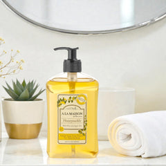 A LA MAISON Chevrefeuille savon liquide – pompe pratique pour un lavage facile.