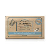 A LA MAISON Savon mains au sel frais: mousse riche pour hydrater la peau.