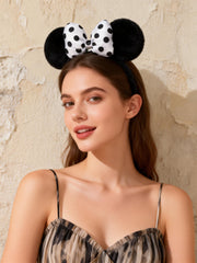 A Miaow noeud satin pois sur bandeau, look chic et amusant.