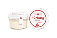Ace High pomade tenue forte, brillance naturelle visible sur les cheveux.