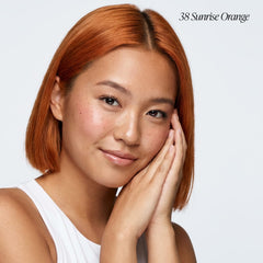 Adore Orange Soleil Levant – texture crème facile à appliquer sur tous types de cheveux.