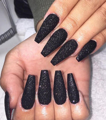 Ongles Aegenacess forme cercueil noir paillettes long, pour un look glamour rapide.