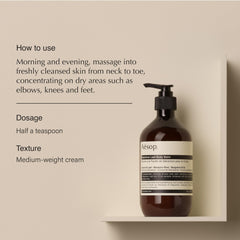 Application du baume Aesop pour hydratation et massage.