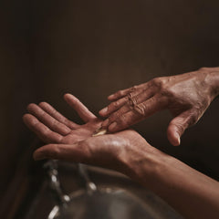 Aesop Rejuvenate Intensive Balm massage des pieds pour peau douce et confortable.