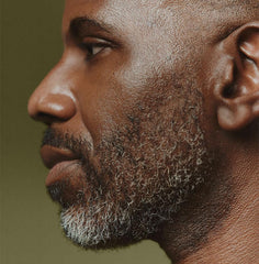Après application, cheveux et barbe affichent douceur et brillance.