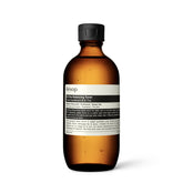 Tonique Aesop B & Tea dans sa bouteille, prêt à préparer la peau pour l'hydratation.