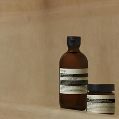 Tonique Aesop B & Tea appliqué sur le cou pour une peau équilibrée.
