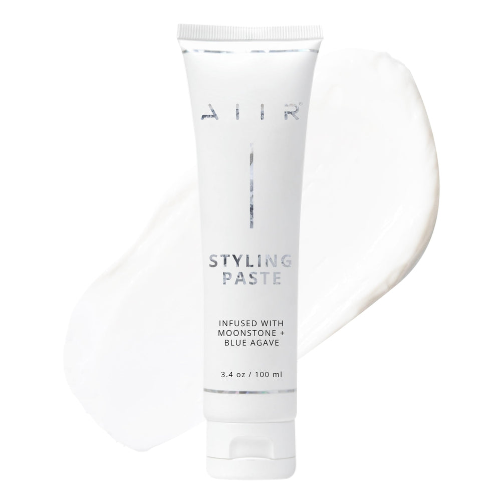 AIIR Pâte de coiffage, bouteille et texture lisse, pour une coiffure définie.