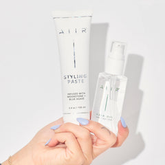AIIR Pâte de coiffage, définition et brillance sur cheveux courts.