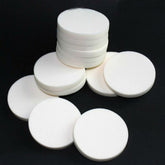 AKOAK éponge maquillage ronde blanche pour une application uniforme et douce.