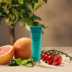 AKT Déodorant Balm montre absorption invisible et fini sec sur la peau.
