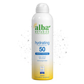 Spray solaire Alba Botanica SPF50 sur visage et corps avec parfum coco.