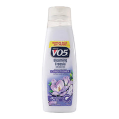 Alberto VO5 Blooming Freesia Conditionneur flacon révèle douceur durable et parfum floral.