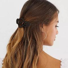 Barrettes Amariver design croisé, touche rétro moderne.