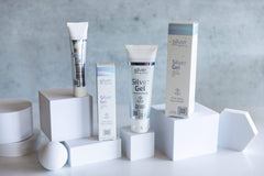 Texture crèmeuse du gel argenté Silver Biotics au toucher doux.