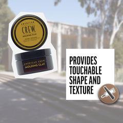Brillance moyenne et texture naturelle obtenues avec American Crew argile modelante.