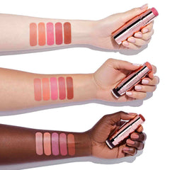 Application précise sur les joues pour un éclat naturel.