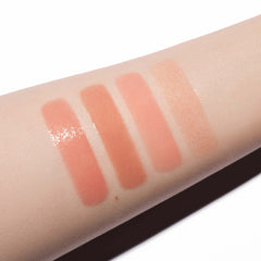 Texture fluide du gloss Lèvres Sun Baked prête pour une application douce.