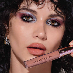 Anastasia Beverly Hills Guava gloss à lèvres : application précise avec l'applicateur plat.