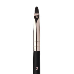 Pinceau n°3 d'Anastasia Beverly Hills pour une application précise des yeux.