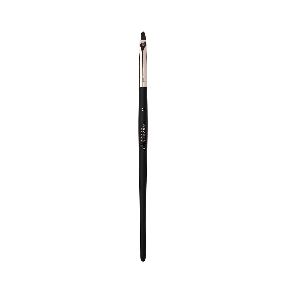 Pinceau n°3 d'Anastasia Beverly Hills pour une ligne conique précise.