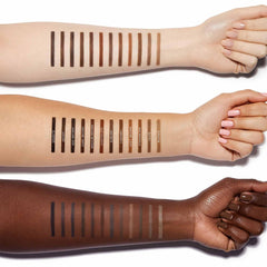 Anastas ia Brow Definer Deluxe Brun Cendré, application précise des sourcils.