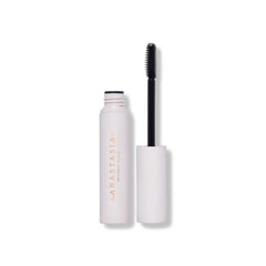 An Anastasia Beverly Hills Brow Freeze Gel avec brosse-applicatrice pour une application fluide.