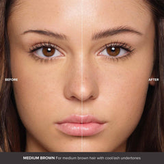 Anastasia Beverly Hills brun moyen harmonisant les sourcils avec les cheveux naturels.