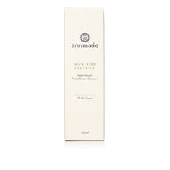 Texture crème douce du nettoyant Aloe Herb pour une peau hydratée.