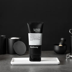 Texture crème hydratante qui adoucit la barbe après lavage.