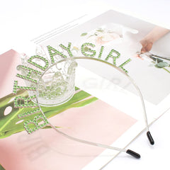 Couronne AOPRIE anniversaire pavé strass vert émeraude, rendu éclatant.