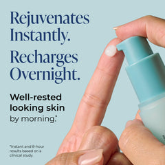 Application crème nuit: massage visage pour réveil en douceur.
