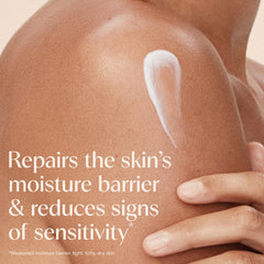 Application douce d'Aveeno Skin Relief sur peau sensible apaise les irritations quotidiennes.