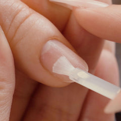 Pose Gel-X avec APRÉS Primer pour une extension durable.