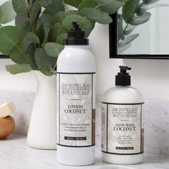 Archipelago Botanicals Lait Coco: application mains sur peau.