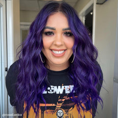 ARCTIC FOX Purple AF: cheveux clairs recevant une couleur durable et nourrissante.