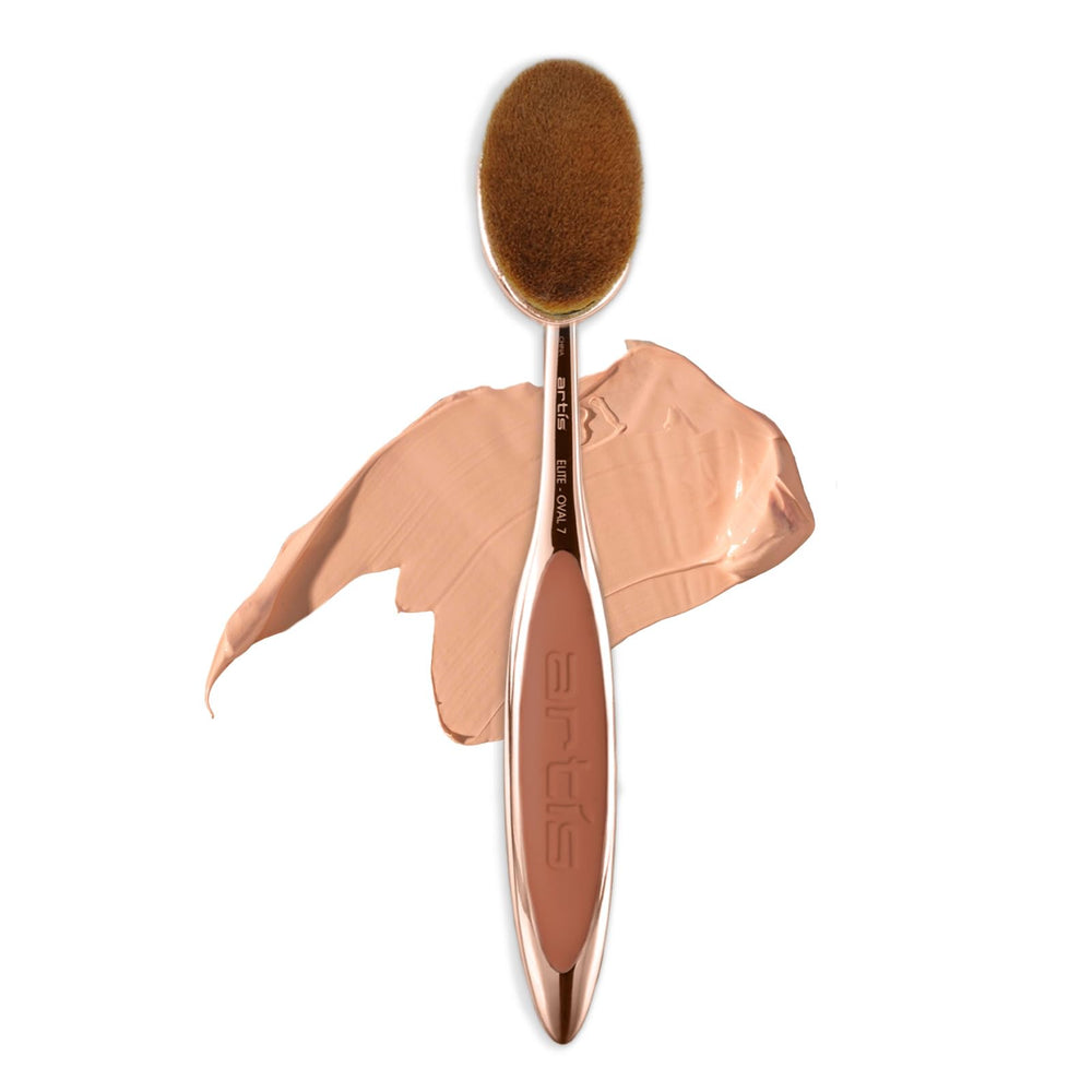 Artis Elite Oval 7, pinceau oval dense, application homogène du fond de teint.