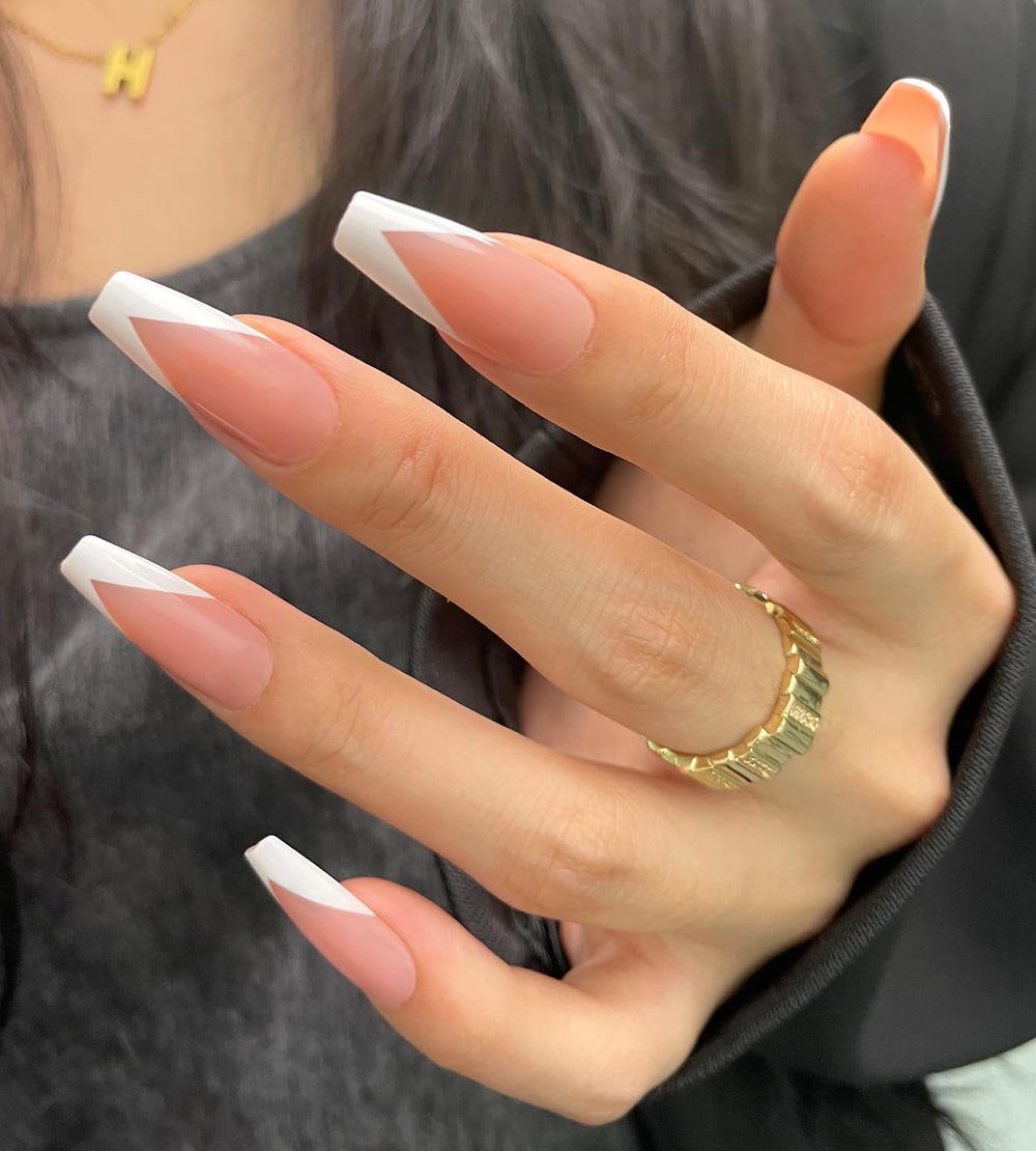 Ongles Artquee forme cercueil rose et blanc longs, finition brillante pour manicure rapide.
