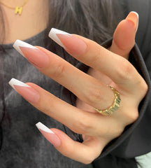 Ongles Artquee forme cercueil rose et blanc longs, finition brillante pour manicure rapide.