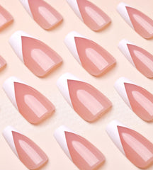 Tutoriel Artquee guidant la pose des ongles autocollants.