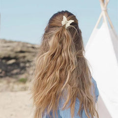 Pinces papillon Atoden rose mat, accessoire tendance pour cheveux fins à moyens.