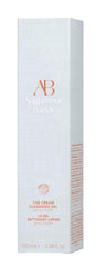 Application facile du gel nettoyant Augustinus Bader sur le visage.