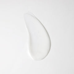 Mousse légère du gel Augustinus Bader purifie et équilibre la peau.