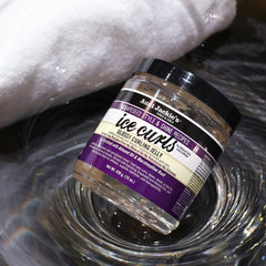 Aunt Jackie's Ice Curls: mains appliquant la gelée sur les cheveux.