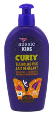 Aussie Kids Curly Detangling Milk, bouteille dans la main, démêlage doux pour cheveux bouclés.
