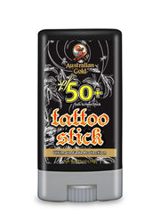 Bâton tatouage SPF 50 Australian Gold en action pour une protection pratique sur les tatouages.