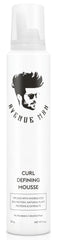Avenue Man Mousse montrant des boucles definies dans une bouteille, effet naturel