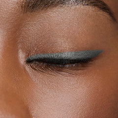 AVON Glimmerstick, glisse douce pour un maquillage précis sans accrocs.