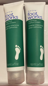 Crème pieds Avon menthe intense dans un tube, hydratation et douceur ciblée.