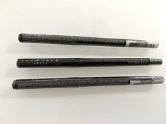 AVON Glimmersticks fini irisé noir, regard lumineux en soirée.
